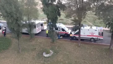 İzmir Buca’da feci olay! Okul servisi park halindeki TIR’a çarptı: 1 öğrenci hayatını kaybetti!