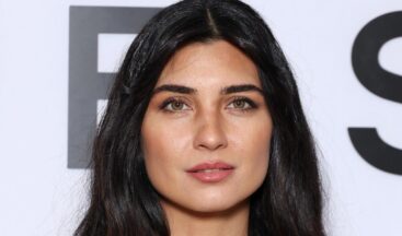Oyuncu Tuba Büyüküstün’ün Paris günlükleri! Siyah dekolteli tarzıyla büyüledi